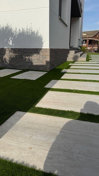 Installatore di erba artificiale pietra beige