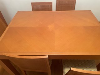 Mesa de comedor y 6 sillas de madera