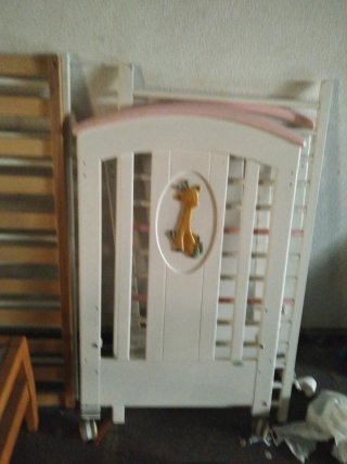Cuna blanca con jirafa