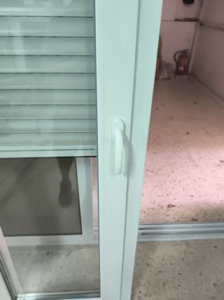 Ventana corredera PVC blanca con persiana 119 x218