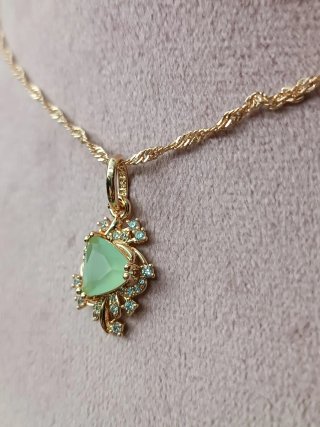 Collar laminado en Oro 18kl con Piedra Verde