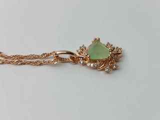 Collar laminado en Oro 18kl con Piedra Verde