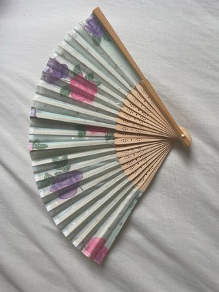 Abanico de tela con flores
