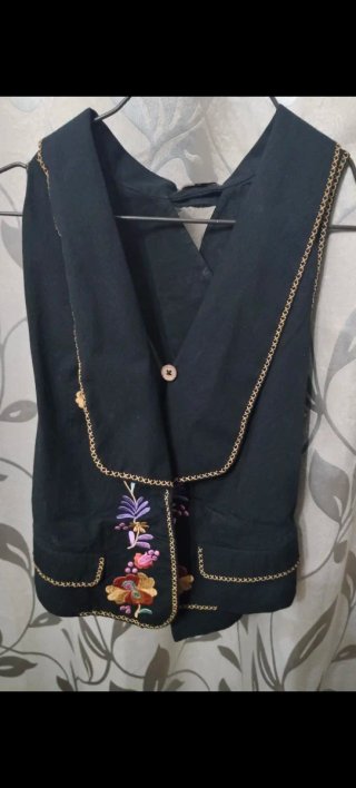 Chaleco bordado floral negro