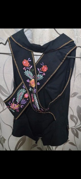 Chaleco bordado floral negro