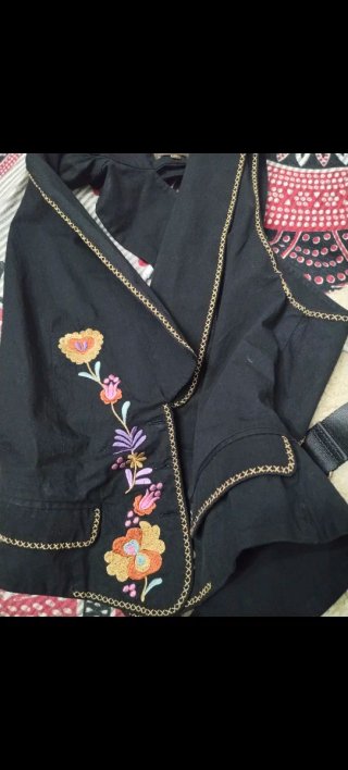 Chaleco bordado floral negro