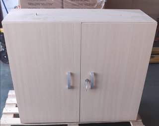 Armario bajo de madera con puertas