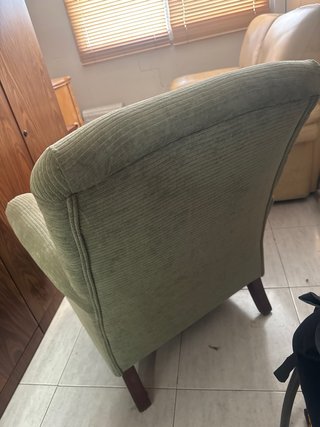 Sillón de tela verde