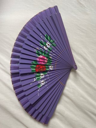 Abanico morado con flores pintadas