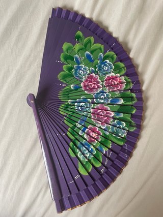 Abanico morado con flores pintadas