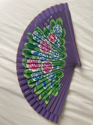 Abanico morado con flores pintadas
