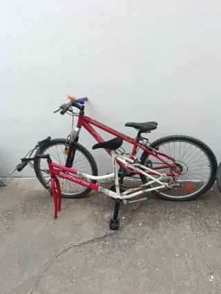 7 bicicletas de montaña muy parecidas todas.