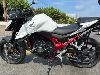 Honda 750 Hornet 2025 Naked blanca/granate
