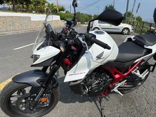Honda 750 Hornet 2025 Naked blanca/granate