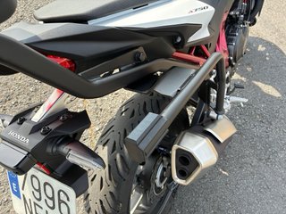 Honda 750 Hornet 2025 Naked blanca/granate