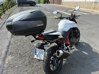 Honda 750 Hornet 2025 Naked blanca/granate