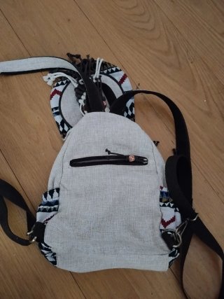 Mochila étnica con diseño de macramé