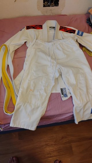 Traje de Judo Blanco con Cinturón Amarillo