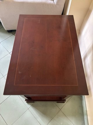 Mesa auxiliar de madera elegante