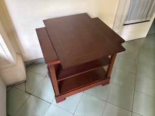 Mesa auxiliar de madera elegante