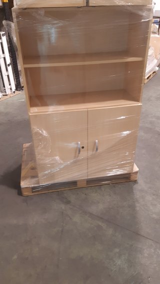 Armario de madera con puertas