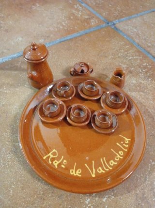 Set di stoviglie in argilla: piatto, tazze e caraffe