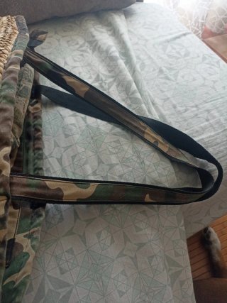 Bolso de paja con diseño de hoja echo a mano .