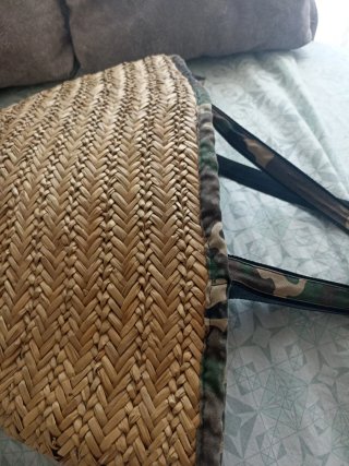 Bolso de paja con diseño de hoja echo a mano .