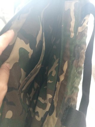 Bolso de paja con diseño de hoja echo a mano .