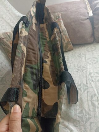 Bolso de paja con diseño de hoja echo a mano .