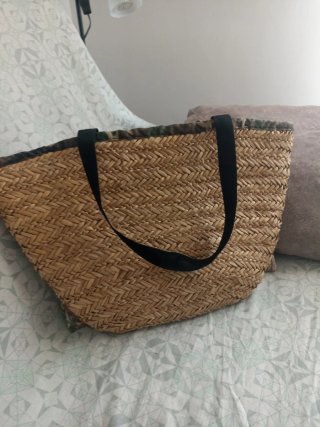 Bolso de paja con diseño de hoja echo a mano .