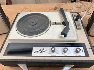Tocadiscos antiguo portátil.          38x25x31