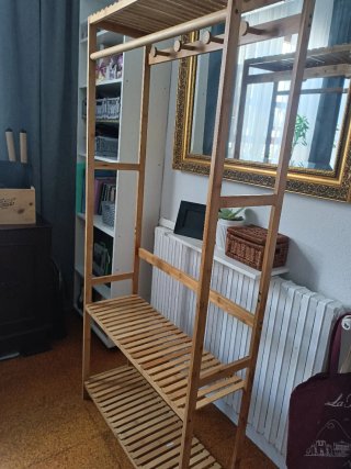 Estantería de bambú con colgador