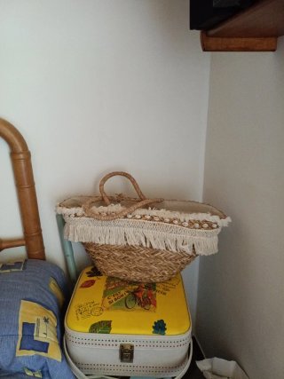 Capazo de playa de mimbre conchas