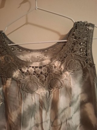 Top sin mangas con crochet y tie-dye