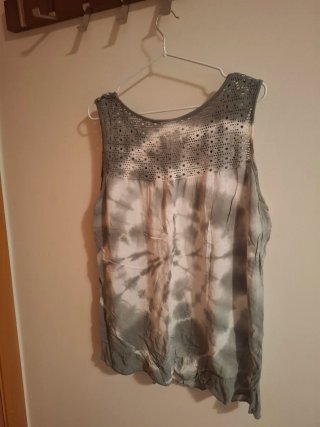 Top sin mangas con crochet y tie-dye