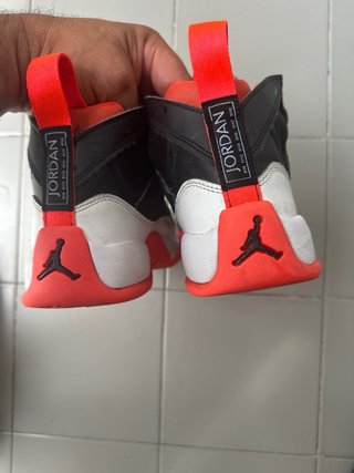Zapatillas Jordan Negras y Rojas
