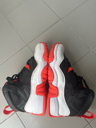 Zapatillas Jordan Negras y Rojas
