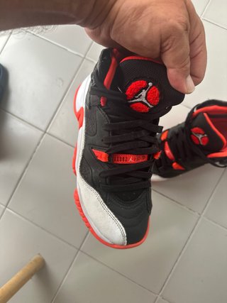 Zapatillas Jordan Negras y Rojas