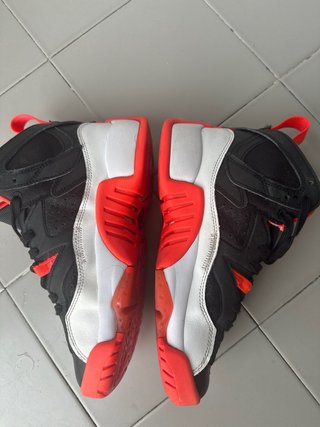 Zapatillas Jordan Negras y Rojas