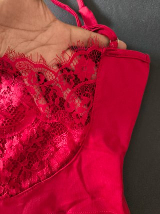Blusa roja con encaje