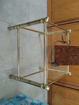 Mesa auxiliar con lámpara