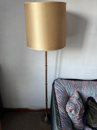 Lámpara de pie dorada y multicolor