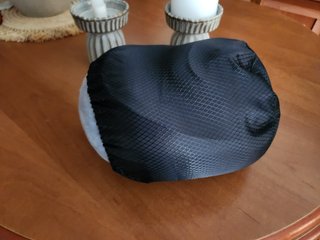 Almohada de viaje gris y negra