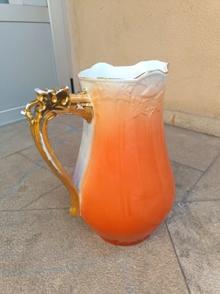 Jarra de porcelana pintada a mano