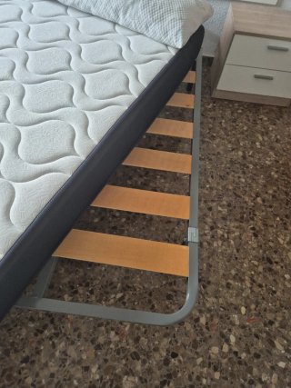 Dormitorio completo: cama, mesitas y cabecero