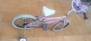 Bicicleta infantil rosa con ruedines