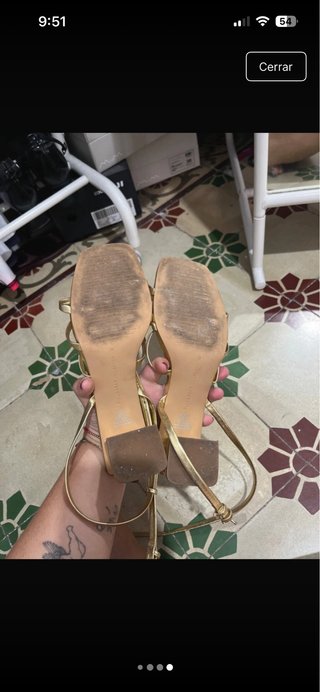 Sandalias tacón tiras doradas Pull&Bear