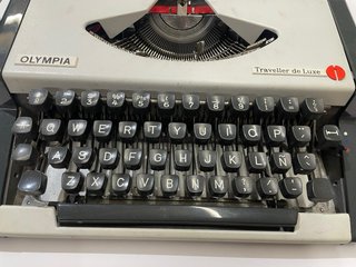 Máquina de escribir Olympia Traveller de Luxe