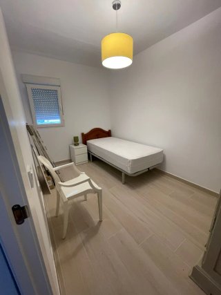 Se alquila piso de dos habitaciones